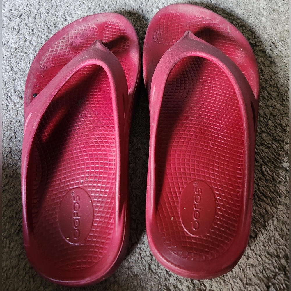 Unisex oofos sandles - burgundy in colour